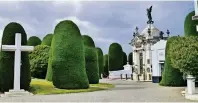  ??  ?? Der prächtige Friedhof in Punta Arenas zählt zu den zwölf Nationalde­nkmälern Chiles.