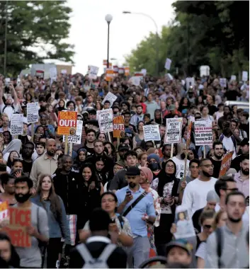  ??  ?? Des manifestan­ts ont envahi hier la mairie de quartier de Kensington et Chelsea, où se trouve l’immeuble de logements sociaux qui a été la proie des flammes mercredi.