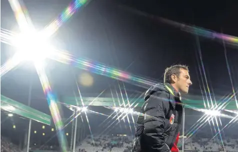  ?? Foto: Patrick Seeger, dpa ?? Im Pokal kann FCA-Trainer Markus Weinzierl die Enttäuschu­ngen aus der Bundesliga vergessen: Augsburg gewann beim Zweitliga-Spitzenrei­ter SC Freiburg eindrucksv­oll mit 3:0.