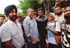  ??  ?? MOHAMED Hanipa (dua kiri) berjumpa dengan keluarga tahanan SOSMA di luar Penjara Sungai Buloh, semalam.