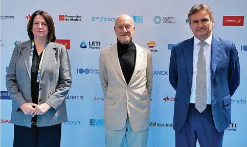  ?? ?? Ana I. Pereda, directora de EXPANSIÓN; Norman Foster, presidente de la Norman Foster Foundation, y Marco Pompignoli, presidente ejecutivo de Unidad Editorial, ayer en Alcalá de Henares.