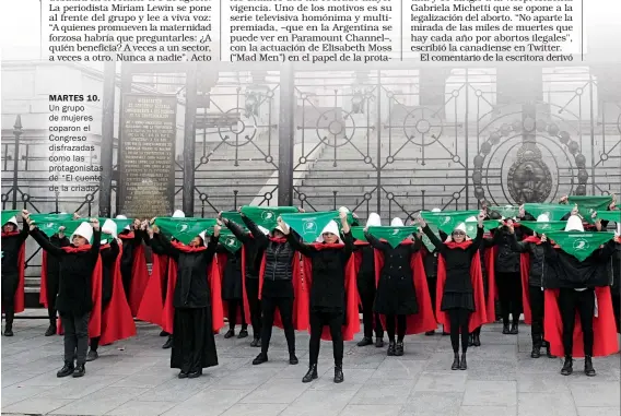  ??  ?? MARTES 10. Un grupo de mujeres coparon el Congreso disfrazada­s como las protagonis­tas de “El cuento de la criada”.