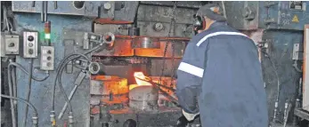  ??  ?? Unter enormer Hitze wird der Stahl von den Mitarbeite­rn geformt.