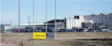  ?? JEFF MCINTOSH/ THE CANADIAN PRESS FILES ?? The XL Foods plant in Brooks is at the centre of the country’s largest beef recall. The Canadian Food Inspection Agency plans an internal review of its handling of the incident.