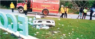  ?? CONTRIBUTE­D ?? Firefighte­rs and police at the scene where two men lost their lives in Montego Bay, St James, yesterday morning.