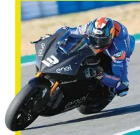  ??  ?? en jerez debutaron las MotoE. El mejor español fue Sete Guibernau, a 2,5 s de Bradley Smith, el más rápido sobre las motos eléctricas.