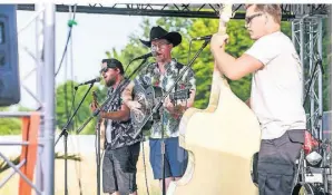  ?? FOTO: G. SALZBURG ?? Rockabilly auf weißem Sand: „Mr Grant and his Booze Brothers“waren eine von neun Bands bei der fünften Auflage von „Rock this town“.