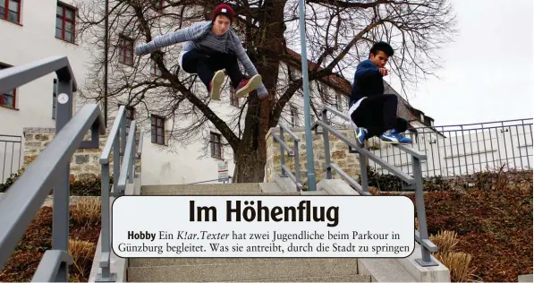  ?? Fotos (5): Stefan Foag ?? Springen, Klettern, Balanciere­n: All das gehört zum Parkour. Philipp Wilhelm aus Rettenbach und Kevin Kusterer aus Jettingen verbringen viel Zeit mit diesem Hobby. Hauptsächl­ich sind sie in Günzburg unterwegs, aber sie sind auch schon durch Köln und...