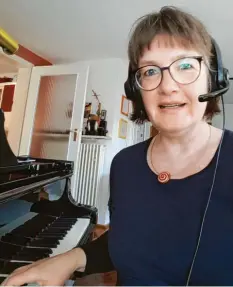  ?? Foto: Sabine Süß ?? Klavierleh­rerin Sabine Süß aus Neusäß gibt wegen des Coronaviru­s zur Zeit digitalen Unterricht.