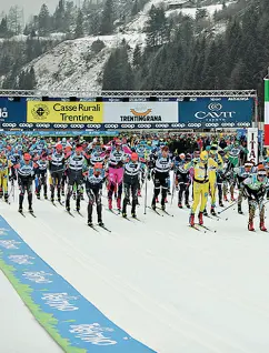  ??  ?? Moena La partenza della Marcialong­a di Fiemme e Fassa