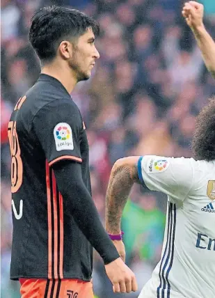  ??  ?? La importanci­a de los laterales. El brasileño Marcelo vive un gran presente y ant Valencia rescató al Real Madrid con un derechazo cerca del final. Fue el 2-1.