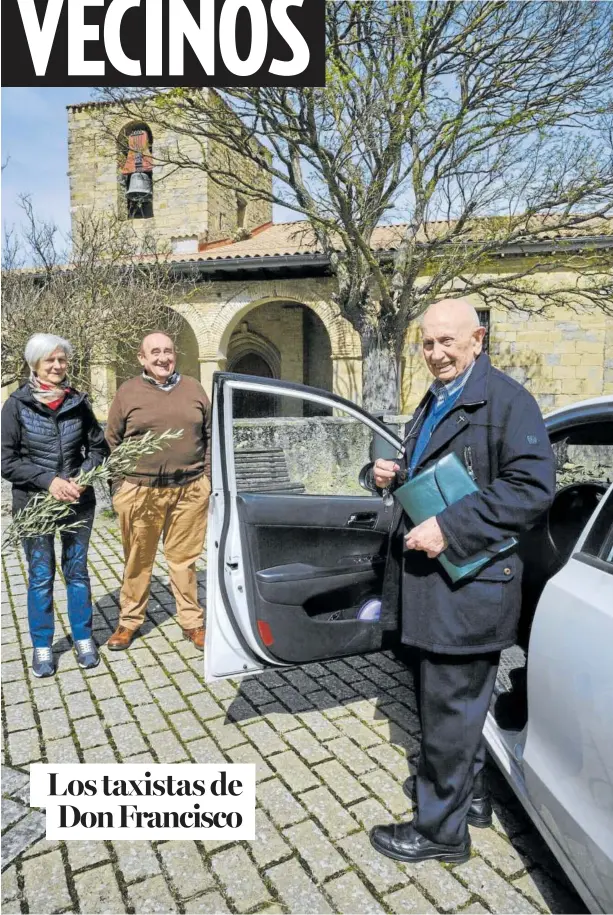  ?? ?? Araceli y Eugenio posan con Don Francisco, que abre la puerta de ‘su taxi’, un Hyundai blanco.
