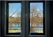  ?? PHOTOS: BRITTANY BAKER ?? The bathroom window offers a relaxing view while having a soak.