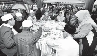  ??  ?? AZIZAH berbuka puasa bersama penduduk kampung Kitang sempena majlis itu.