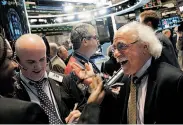  ?? Bryan Thomas / Getty Images ?? It was one crazy week for New York Stock Exchange trader Peter Tuchman, who had Wednesday’s horror of a temporary 460-point loss, left, then could share some joy with a colleague during Friday’s rebound.