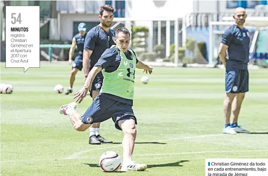  ??  ?? Christian Giménez da todo en cada entrenamie­nto, bajo la mirada de Jémez