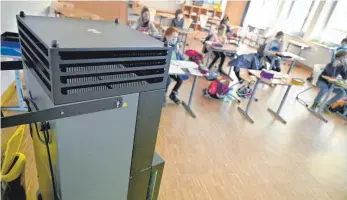  ?? FOTO: PETER KNEFFEL/DPA ?? Raumluftfi­ltergeräte für Klassenzim­mer sind erneut ein Thema. Nur in Ertingen sind sie bereits im Einsatz.