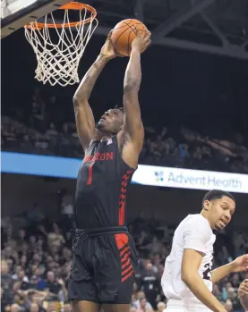  ?? WILLIE J. ALLEN JR./ASSOCIATED PRESS ?? Houston center Chris Harris Jr. readies to dunk during the Cougars’ AAC victory over Memphis on Thursday night.