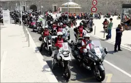  ?? (Photo Patrice Lapoirie) ?? Moins nombreux qu’attendus, les motards en colère étaient tout de même près de deux cents, hier, à Antibes.