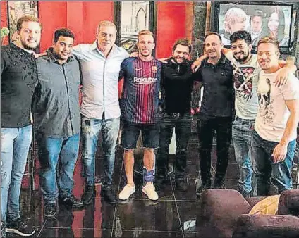  ?? FOTO: TWITTER ?? Arthur posa con la camiseta del Barça que le regaló André Cury, empleado del club en Brasil en un encuentro reciente en Porto Alegre