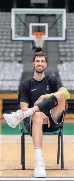  ??  ?? Ante Tomic posa para AS en el Palau Olímpic, su nueva casa.