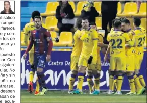  ??  ?? EL 2-0. Pedro López se lamenta mientras los alfareros celebran su gol.