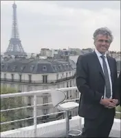  ?? (Photo DR) ?? Rachid Nekkaz, posant devant la tour Eiffel. Il s’était rêvé un temps un destin national en France.