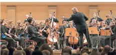  ?? FOTO: KAI BIENERT ?? Die „Deutsche Streicherp­hilharmoni­e“nutzt die Gelegenhei­t, der Jugendmusi­kschule Heinsberg musikalisc­h zum Geburtstag zu gratuliere­n.