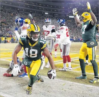  ?? Mike Roemer Associated Press ?? A HAIL MARY was the answer to Green Bay’s prayers at the end of the first half, when Aaron Rodgers’ 42-yard throw was caught by Randall Cobb (18) as time expired for a touchdown and a 14-6 Packers lead.