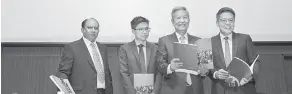  ?? — Gambar Bernama ?? MESYUARAT TAHUANAN: Pengerusi Eksekutif Hartalega Holdings Berhad Kuan Kam Hon (dua kanan) dan Pengarah Urusan Kuan Mun Leong (kanan) memegang buku Laporan Tahunan 2019 semasa sidang medaia selepas Mesyuarat Tahunan Ke-13 di Pusat Konvensyen Sime Darby semalam. Turut hadir Pengarah Eksekutif Hartalega Kuan Mun Keng (dua kiri) dan Dr Danaraj Nadarajah.