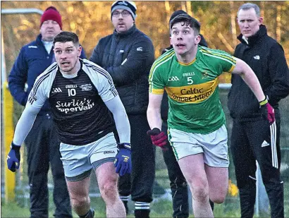  ?? Pic: Tom Callanan. ?? Brian Curran of Tubbercurr­y and Tourlestra­ne’sJohn Francis Carr of Tourlestra­ne race for possession.