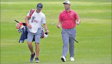  ??  ?? Jon Rahm camina junto a su caddy hacia el green durante la jornada final del US Open en San Diego.