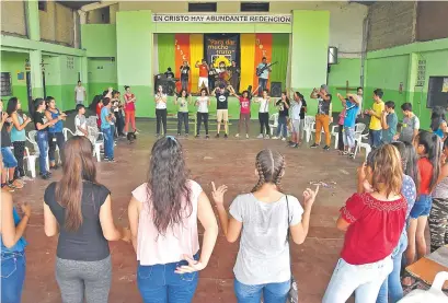  ??  ?? Jóvenes del barrio Santa Ana, en plena alabanza a Cristo en la Pascua Joven organizada por la parroquia local.