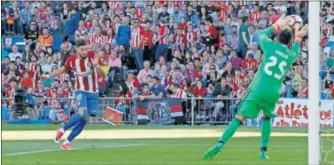  ??  ?? DE NUEVE. El 2-0 ante Osasuna, de cabeza apareciend­o en el área como un delantero nato.