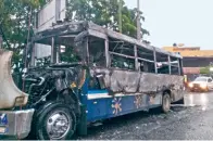  ?? ?? Hombres encapuchad­os incendiaro­n un camión de pasajeros de la ruta Chilpancin­go-Colotlipa, en el municipio de Quechulten­ango.