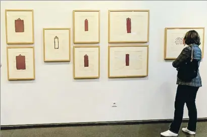  ?? DANI DUCH ?? Granada. Una visitante contempla un conjunto de litografía­s de la serie Granada, hecha en el 2004, un año antes de la muerte de Hernández