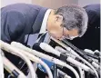  ?? FOTO: DPA ?? Takata-Chef Shigehisa Takada verbeugt sich entschuldi­gend,