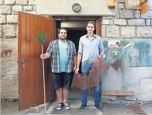  ?? Katharina Roßboth ?? Markus Schreiner (l.) und Daniel Flock vor dem ehemaligen Kasernenke­ller, in dem 15.000 bis 20.000 Garnelen in Tanks schwimmen.