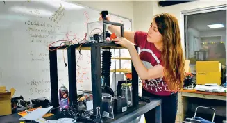  ??  ?? El trabajo se lleva a cabo en el Laboratori­o de Bioingenie­ría y Salud Ambiental en el Instituto de Ingeniería de la institució­n.