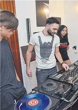  ?? (JAVIER CORTÉZ) ?? Buen negocio. DJ Nahuel Masman tiene más de 50 alumnos.