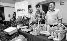 ?? Fabián maisanche/el comercio ?? • Productore­s de Baños mostraron algunos frutos que se dan en el cantón, como babacos y cañas.