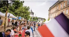  ?? RP-FOTO: ANDREAS ENDERMANN ?? Das Frankreich­fest lockt heute und morgen ans Rheinufer, an den Burgplatz und zum Rathaus.