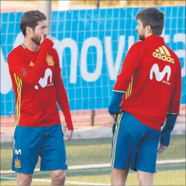  ??  ?? CONFIDENCI­AS. Ramos y Piqué, durante el entrenamie­nto de la Selección ayer en Las Rozas.