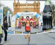  ?? PEP MORATA ?? Alejandro Rodríguez Pritchard y Silvia Guerra, ambos del ISS L’Hospitalet, se impusieron en la Open 5k, con el Arc de Triomf como telón. A la derecha, la salida de las dos Open