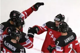  ?? Bild: ANDREAS PRANTER ?? FINALJUBEL 1. Kanada besegrade hemmanatio­nen Tjeckien med 2-0 och är klara för VM-final – där väntar Ryssland som motstånd.