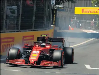  ??  ?? Carlos Sainz bloquea la rueda delantera derecha antes de una curva durante el GP de Azerbaiyán.