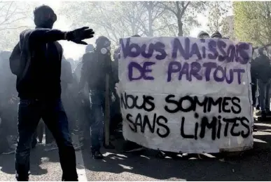  ??  ?? En haut, les casseurs s’en prennent à une voiture de police, quai de Valmy à Paris. Elle finira en flammes.