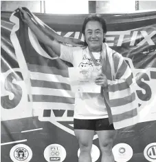  ??  ?? Sabah’s Joyce Heng Shu Xia clinches the Women’s Open title at the just concluded Philippine­s’ Strongest Man competitio­n.