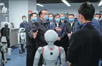  ?? WWW.GOV.CN ?? Premier Li Keqiang visits Origin Dynamics Intelligen­t Robot Co Ltd, a company focusing on research and developmen­t, during an inspection tour of Zhengzhou, Henan province, on Tuesday.