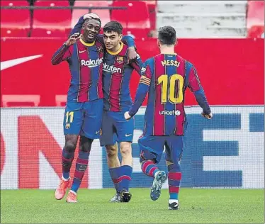  ?? FOTO: GETTY ?? Leo Messi acude a abrazar a Ousmane Dembélé. que ya celebra su gol ante el Sevilla con Pedri